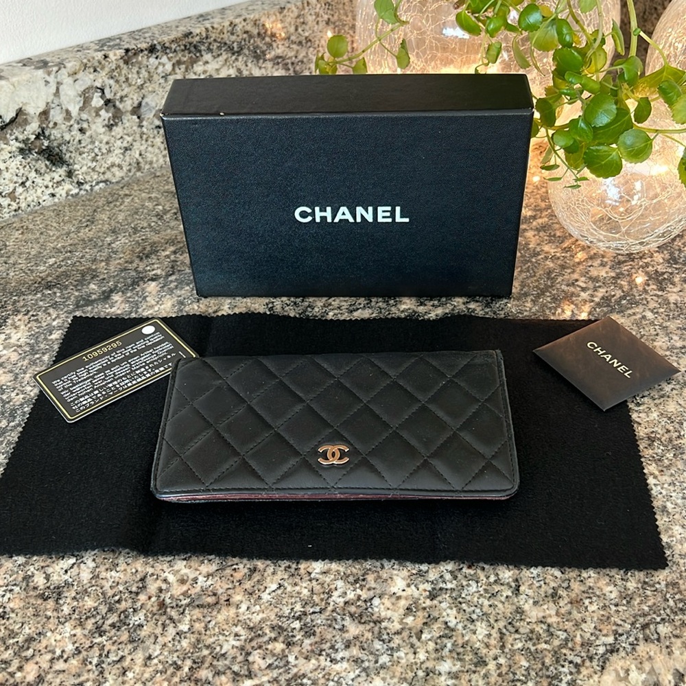 CHANEL Black Quilted Leather Wallet on Chain with Silver-Tone Hardware - Picture 2 of 13